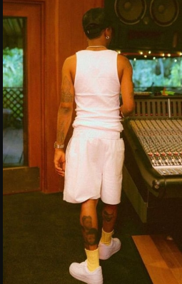 Singer Wizkid Tattoos His Children Faces On His Leg (Photos)